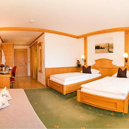Alpenhotel Tirolerhof Отель Нойштифт-им-Штубайталь
