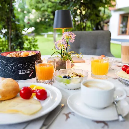 Alpenhotel Tirolerhof Нойштифт-им-Штубайталь